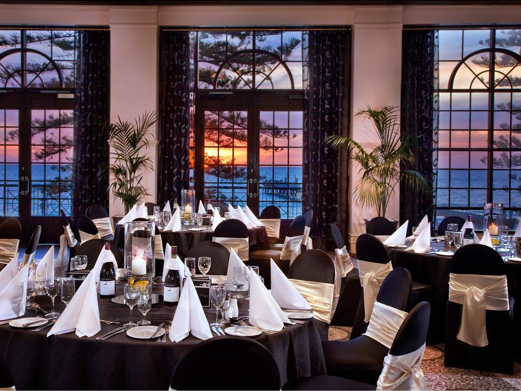 Stamford Grand Adelaide Hotel Гленелг Екстериор снимка The photo shows an elegant dining setup inside a venue with large windows. The tables are adorned with black tablecloths and white napkins arranged in a stylish manner. Each table has glassware and other dining utensils placed neatly. In the backgrou